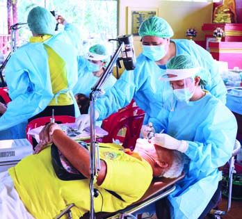 หน่วยแพทย์เคลื่อนที่เรือพระราชทาน “เวชพาหน์” ให้การรักษาทางทันตกรรม (ถอนฟัน อุดฟัน ขูดหินปูน) แก่ประ
ชาชน
