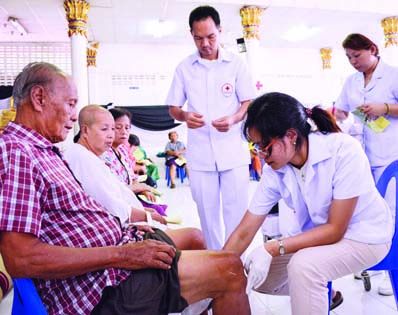 หน่วยแพทย์เคลื่อนที่เรือพระราชทาน “เวชพาหน์” ให้การรักษาแก่ประชาชน โดยการฝังเข็มประยุกต์