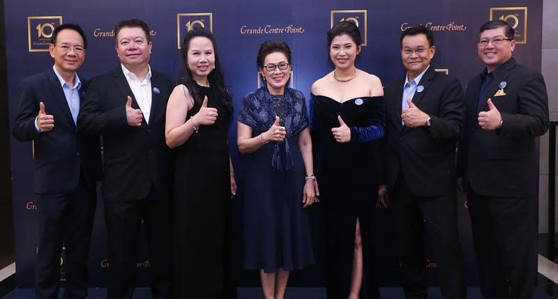 พิธีเปิดงานฉลองครบรอบ 10 ปี กลุ่มโรงแรมเกรนด์ เซ็นเตอร์ พอยต์ โดยผู้บริหารนำโดย สุวรรณา พุทธประสาท ประธานเจ้าหน้าที่บริหาร พร้อมด้วย เชิดชัย นำวิวัฒน์ ผจก.ทั่วไป รร.แกรนด์ เซ็นเตอร์ พอยต์ ราชดำริ, กิตติ วรบรรพต กก.ผจก., นภธาฎา พัชร์กิตติธรผจก.ทั่วไป รร.แกรนด์ เซ็นเตอร์ พอยต์ เพลินจิต, ประวีร์ เหวียนระวี ผจก.ทั่วไป รร.แกรนด์ เซ็นเตอร์ พอยต์ พัทยา, พีรินท์ พยุงเวชผจก.ทั่วไป รร.แกรนด์ เซ็นเตอร์ พอยต์ เทอร์มินอล 21, สมชาย มีศรี ผจก.ทั่วไป รร. แกรนด์ เซ็นเตอร์ พอยต์ สุขุมวิท 55
