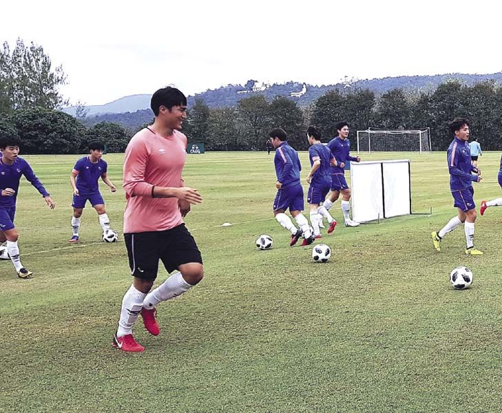 ทีมซองนัมเอฟซีทีมฟุตบอลชื่อดังจากประเทศเกาหลีใต้มาเก็บตัวเตรียมความพร้อมสำหรับสู้ศึก K-League ฤดูกาลใหม่ ที่สนามกอล์ฟ เดอะรอยัล เชียงใหม่ กอล์ฟ รีสอร์ท