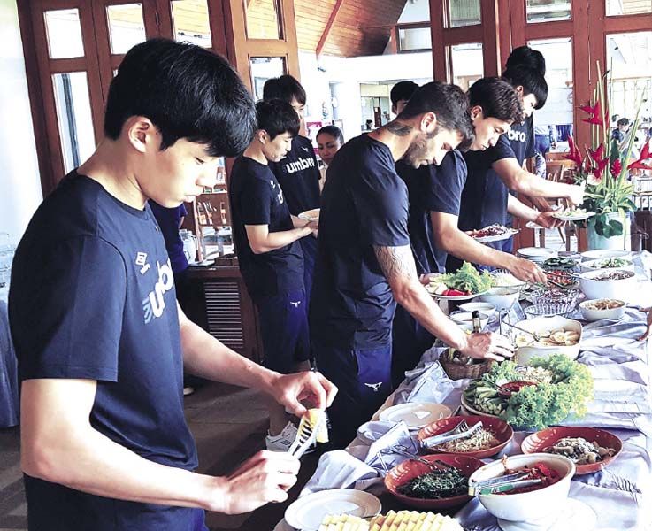 นักฟุตบอลชื่นชอบอาหารไทยที่ทางโรงแรมจัดเตรียมไว้รับรอง