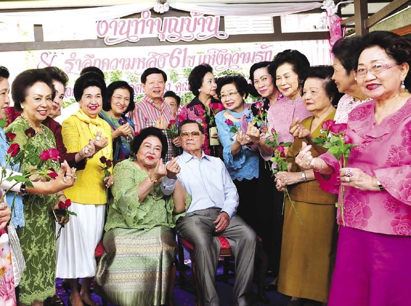 มิตรสหายอันเป็นที่รัก อาทิ  ผศ.ดร.วชิรญา บัวศรี ,คุณหญิงโรส บริบาลบุรีภัณฑ์, ดร.ศุลีมาศ สุทธิสัมพัทน์ ร่วมมอบดอกไม้ให้กับเจ้าภาพ 