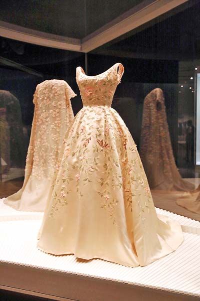 ฉลองพระองค์ชุดราตรี ตัดเย็บจากผ้าไหมซาตินปักประดับด้วยลูกปัด เส้นไหม เลื่อม และดิ้นขดสีทอง