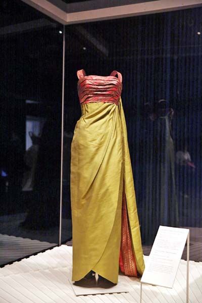 ฉลองพระองค์ชุดราตรี ชื่อ นุยต์ อา ลงด์ร