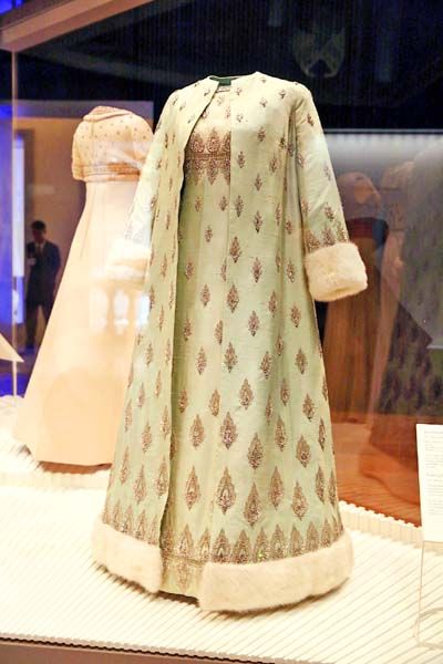 ฉลองพระองค์ชุดราตรี ตัดเย็บจากผ้าไหม ปักประดับด้วยลูกปัด ดิ้นเงินและเลื่อม