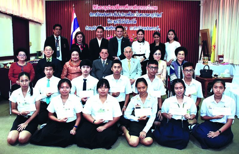 พล.อ.สิงหา เสาวภาพ ประธานสภาสังคมสงเคราะห์ฯ ประธานในพิธีมอบทุน, พล.ต.หญิง คุณหญิงอัสนีย์ เสาวภาพ ประธานที่ปรึกษาฯ, ผู้ใหญ่ใจดี โพธิพงษ์-ยุพา ล่ำซำ และคณะ กก.สภาสังคมสงเคราะห์ฯ ร่วมในพิธี พร้อมถ่ายภาพเป็นที่ระลึกร่วมกับผู้ได้รับทุนการศึกษา ประจำปี 2560