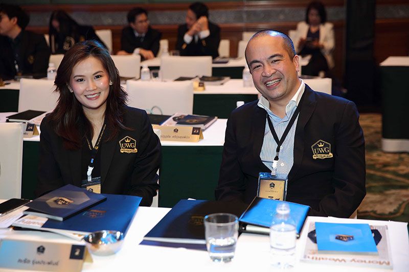 บรรยากาศในห้องเรียน (ซ้าย) กะรัต รุ่นประพันธ์ และ กฤษณ์ ธีรเกาศัลย์