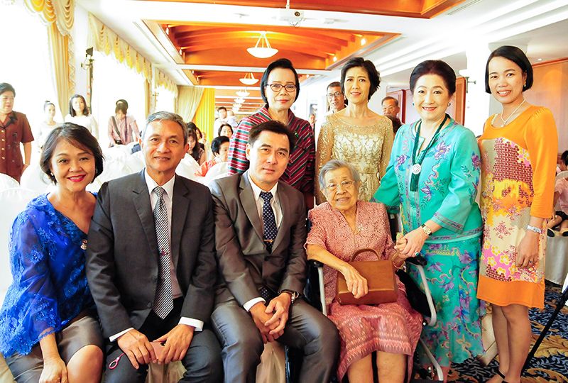 คุณพ่อ-คุณแม่เจ้าสาว นพ.ปกรณ์-พญ.วนิดา บุญญสิทธิ์ กับ คุณย่าทองพูน บุญญสิทธิ์, ผาณิต พูนศิริวงศ์, เลิศชาย-นิรัชฎา พงษ์โสภณ