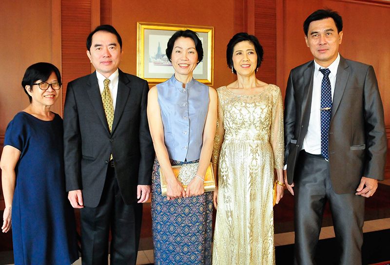 พญ.กาบจันทร์ ดุลยคุปต์,นพ.วรงค์ เดชกิจวิกรม สนิทกับคุณพ่อเจ้าสาวสมัยอยู่พิษณุโลก,พญ.สุวรี เดชกิจวิกรม แสดงความยินดีกับคุณพ่อ-คุณแม่ฝ่ายหญิง