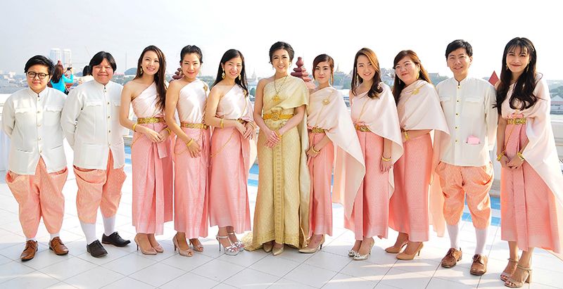 เพื่อนๆ เจ้าสาวแต่งชุดไทยธีมสีหวานอย่างงดงาม