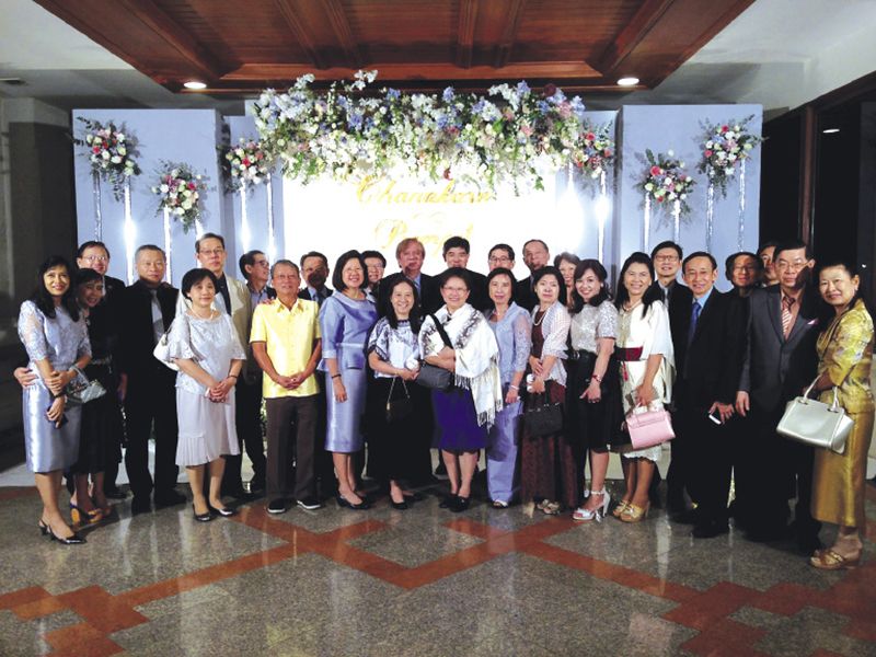 เพื่อนแพทย์จุฬาฯของคุณพ่อเจ้าสาว อาทิ ศ.นพ.เยื้อน ตันนิรันดร, ศ.นพ.สุรศักดิ์ ฐานีพานิชสกุล, รศ.นพ.ปรีชา วาณิชยเศรษฐกุล, พ.ต.ท.นพ.มั่น อุดมพาณิชย์, รศ.นพ.ประเสริฐ เลิศสงวนสินชัย