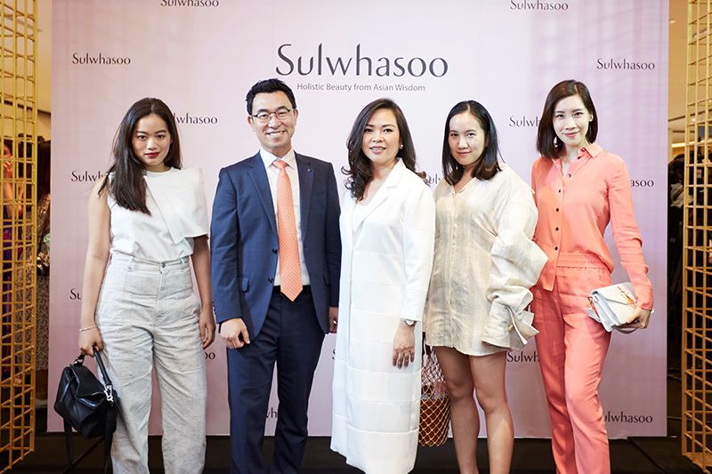 มร.วุง ชอย และ หฤดี วรพงศ์พิสุทธิ์ กับเซเลบริตี้ อัญชิสา วัชรพล, พิมพ์เลิศ และ จารุจิต ใบหยก
