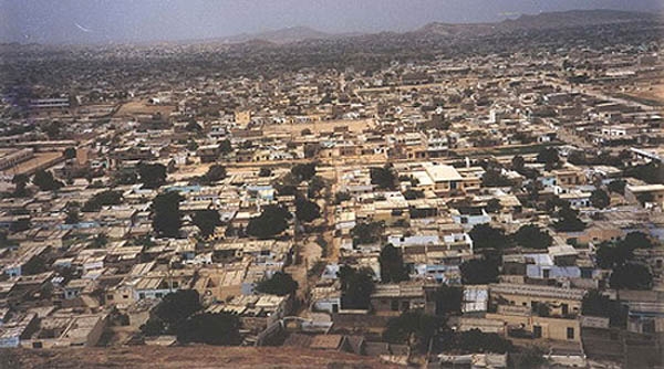 เมือง Orangi เป็นที่อยู่อาศัยของผู้อพยพในตะวันตกเฉียงเหนือของ การาจี ประเทศปากีสถาน มีประชากรประมาณ 2.5 ล้านคน เป็นมุสลิมกับชนกลุ่มน้อยหลากหลายวัฒนธรรม จึงเป็นเหตุให้ประสบปัญหาความขัดแย้งทางเชื้อชาติ แม้จะมีการรณรงค์ให้ความรู้ แต่ความรุนแรงระหว่างชาวปากีสและอัฟกัน ทำให้เกิดการอพยพ ธุรกิจต่างๆ ต้องปิดตัวลง ถนนถูกทิ้งร้าง ผู้คนอาศัยอยู่ท่ามกลางความรุนแรง การข่มขืน เหตุระเบิดฆ่าตัวตาย การลักพาตัว และการลอบสังหาร จนกลายเป็นเหตุการณ์ปกติของเมืองนี้ Orangi จึงได้ชื่อว่าเป็น สถานที่อันตรายที่สุดในโลก