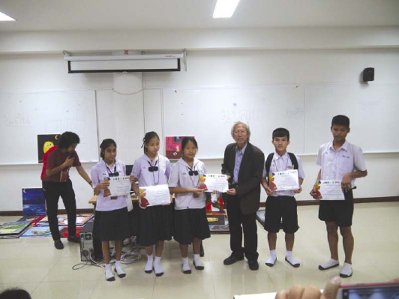 มอบเกียรติบัตรฐานเรียน จิตรกรรม