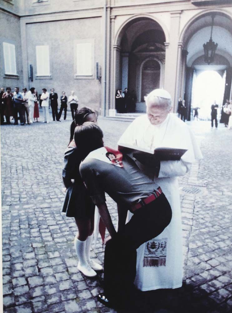 ภาพถ่ายท่านสันตะปาปาเซ็นชื่อ