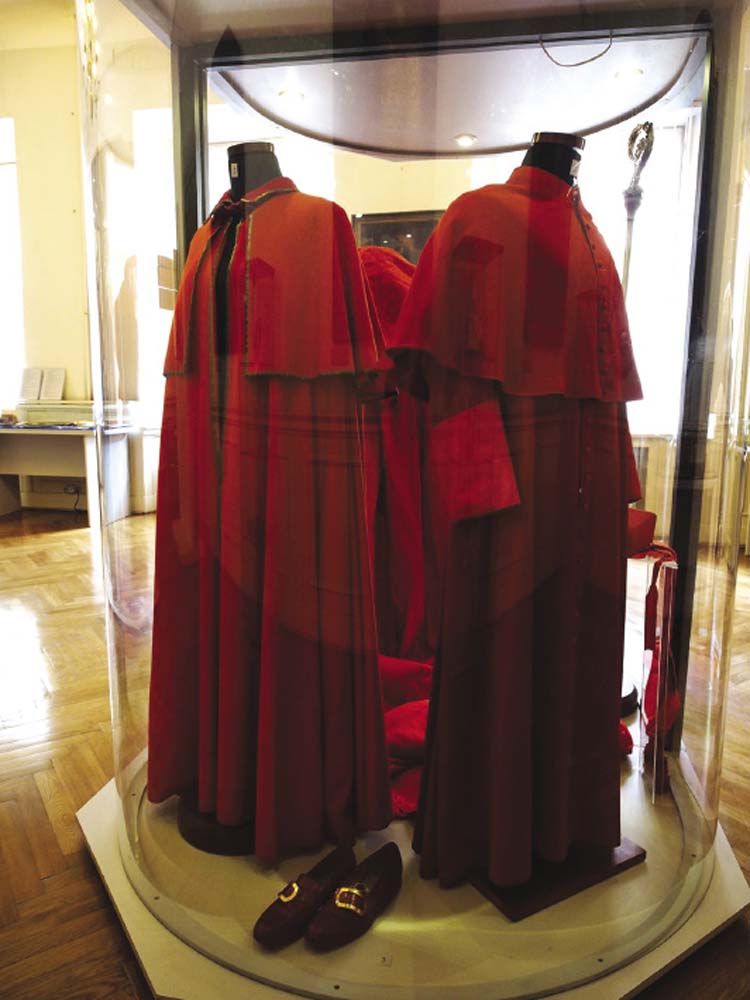 เสื้อผ้าท่านสันตะปาปา