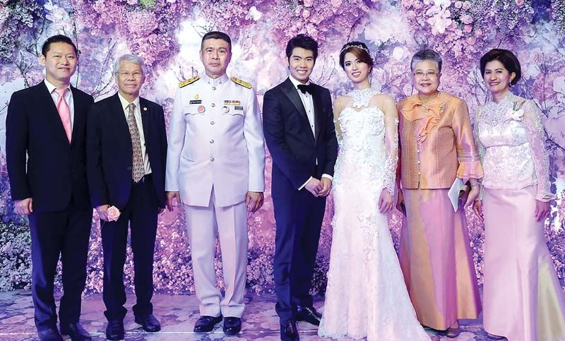 อ.วิรัช อยู่ถาวร และ คุณจันทนี ธนรักษ์ ร่วมยินดีกับหลานทั้งสอง