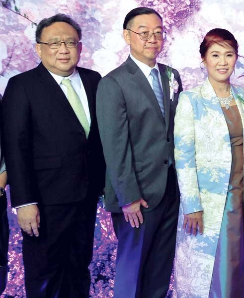 อ.ธงทอง จันทรางศุร่วมยินดีกับคุณพ่อ-คุณแม่ฝ่ายชาย นพ.กฤตวิทย์- ทพญ.ทัศนีย์ เลิศอุตสาหกูล