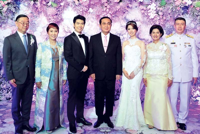 พล.อ.ประยุทธ์ จันทร์โอชา นายกรัฐมนตรี ร่วมแสดงความยินดีกับบ่าว-สาว มีคุณพ่อ-คุณแม่ฝ่ายชาย นพ.กฤตวิทย์- ทพญ.ทัศนีย์ เลิศอุตสาหกูล และคุณพ่อคุณแม่ฝ่ายหญิง ผู้ช่วยเลขาธิการพระราชวัง ดร.ไพศาล- นฤมล ล้อมทองกก.ผจก.ศาลาเฉลิมกรุง