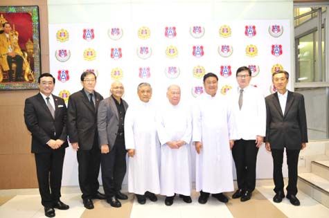 ปิยะบุตร ชลวิจารณ์, ศ.ดร.เกื้อ วงศ์บุญสิน, ศ.ดร.ชัยวัฒน์ สถาอานันท์, ภราดาสุรสิทธิ์
สุขชัย, ภราดาหลุยส์ วิริยะ ฉันทวโรดม, ภราดา ดร.เดชาชัย ศรีพิจารณ์, ศ.ดร.เอนก
เหล่าธรรมทัศน์ และ ศ.กิตติคุณ ดร.สุทธิพันธ์ จิราธิวัฒน์