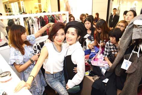 ตะวันนา ธารา และ อัชฌา เจริญรัศมีเกียรติ นำเสื้อผ้าแบรนด์ตัวเองมาออกบูธ