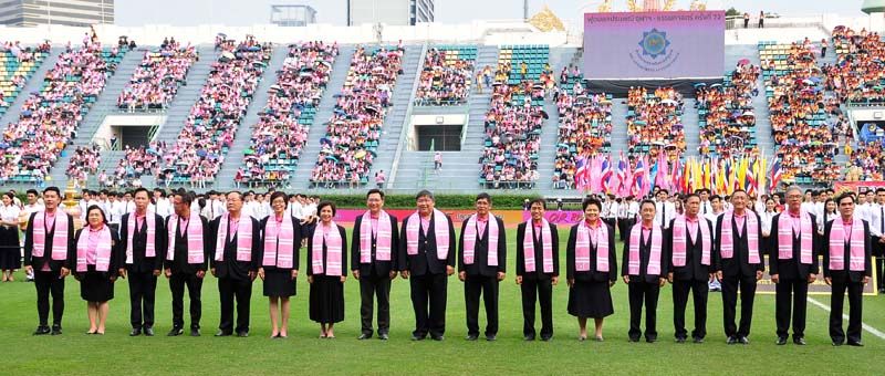 คณะ กก.สมาคมนิสิตเก่าจุฬาฯ มี สหรัฐ บุญโพธิภักดี นายกสมาคมนิสิตเก่าจุฬาฯ, ดิสทัต โหตระกิตย์ ประธานคณะกก.ดำเนินงานฯ, ศ.ดร.บัณฑิต เอื้ออาภรณ์ อธิการบดีจุฬาฯ และคณะ กก., วาสุกรี กล้าไพรี, รุจ เหราบัตย์, สายสม วงศาสุลักษณ์, ถกล ติงธนาธิกุล, ผศ.ดร.ชัยพร ภู่ประเสริฐ, รัตนาวลี โลหารชุน, วราภรณ์ กุลสวัสดิ์ภักดี, สมชาย เปรมประภาพงษ์, พิสิษฐ์ ชะเอมกูล