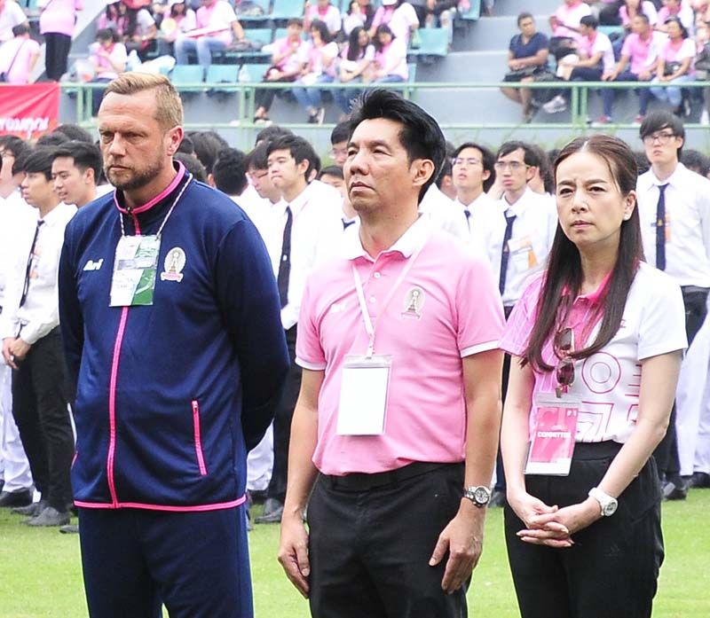 ฝั่งจุฬาฯ สก๊อต คูเปอร์ โค้ชทีม กับสอง ผจก.ทีม สุทธิพันธ์ วรรณวินเวศร์ กับ นวลพรรณ ล่ำซำ