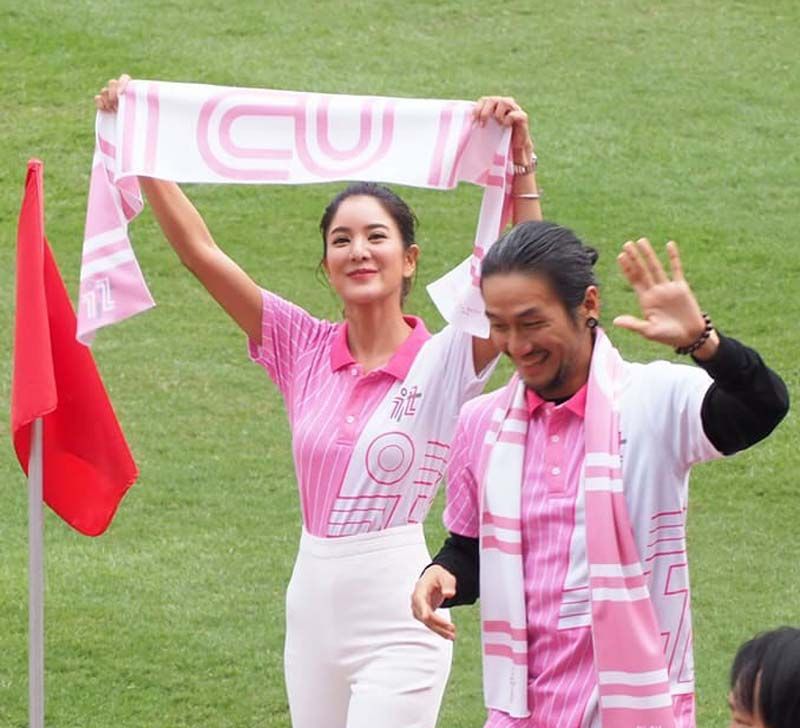 ตูน บอดี้สแลม และ ก้อย-รัชวิน ในฐานะนิสิตเก่าจุฬาฯ ร่วมขบวนพาเหรด