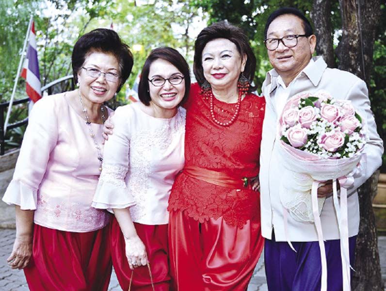 สุทธิมานส์ซ้ายขวัญ,วีณา-นาวี เหล่าวานิช นำช่อดอกไม้มามอบเป็นกำลังใจ