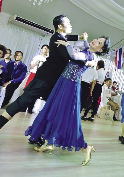 คุณหญิงกิ่งแก้ว เอื้อทวีกุลและนนทชัย เมฆสวัสดิ์โชว์ลีลาพริ้วไหวในเพลง  Around the world อย่างสง่างาม