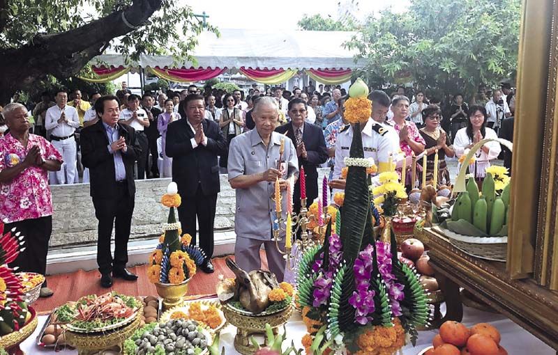พล.ร.อ.วสินธ์ สาริกะภูติ ประธานมูลนิธิสมเด็จพระเจ้าตากสินมหาราช จุดเทียนบวงสรวงดวงพระวิญญาณ สมเด็จพระเจ้าตากสินมหาราช บริเวณมณฑลพิธีหน้าโบสถ์น้อย วัดอรุณฯ