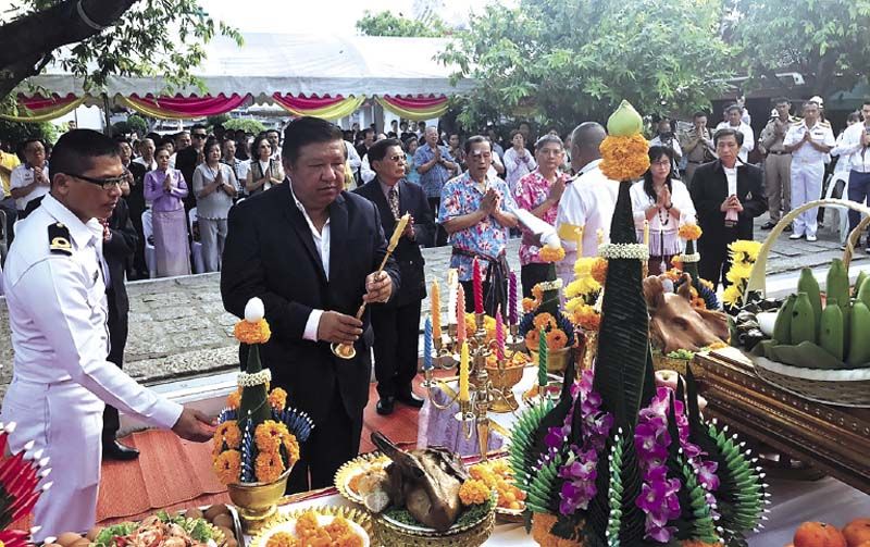 พล.ร.อ.ประพฤติพร  อักษรมัต ประธานจัดงาน จุดเทียนบวงสรวงดวงพระวิญญาณ สมเด็จพระเจ้ากรุงธนบุรี ในลำดับถัดไป 