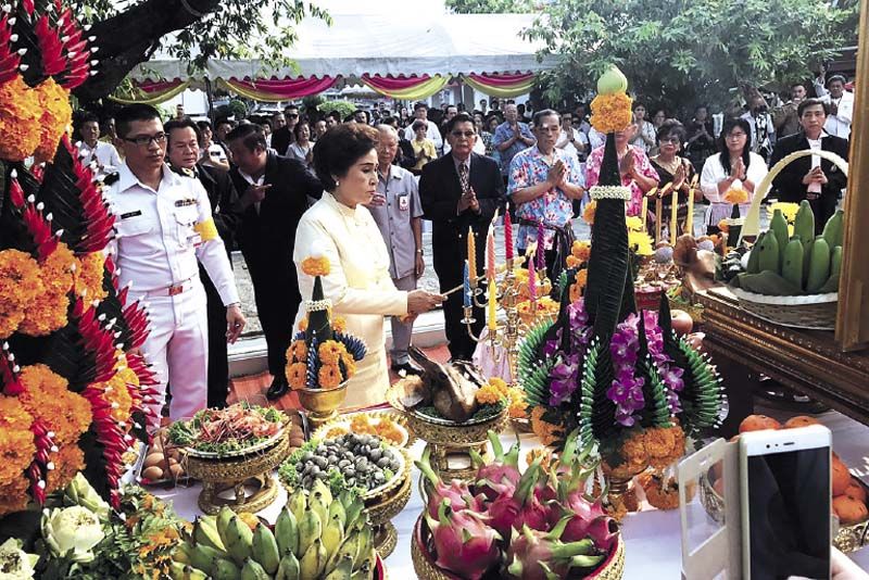 ม.ร.ว.จิยากร เสสะเวช อาภากร ประธานมูลนิธิราชสกุลอาภากร ในพลเรือเอกพระเจ้าบรมวงศ์เธอ พระองค์เจ้าอาภากรเกียรติวงศ์ กรมหลวงชมพรเขตอุดมศักดิ์ ร่วมจุดเทียนบวงสรวง