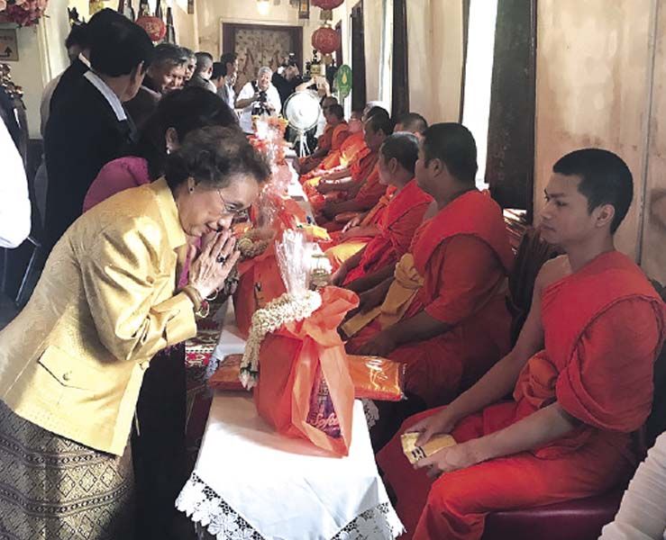 สิรินดา จูภาวัง เลขานุการมูลนิธิสมเด็จพระเจ้าตากสินมหาราช ถวายเครื่องไทยธรรมในพีบำเพ็ญกุศลทักษิณานุประทาน ถวายสมเด็จพระเจ้าตากสินมหาราช ณ โบสถ์น้อย 