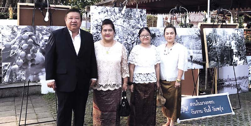 พล.ร.อ.ประพฤติพร อักษรมัต พร้อมครอบครัว ด้านหลังเป็นนิทรรศการภาพถ่าย “วิถีฝั่งธนฯ คนกรุงเก่า” สวนในบางกอก วันวาน วันนี้ วันพรุ่ง 