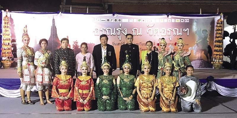 นักแสดงละครหลวงในพระราชนิพนธ์ สมเด็จพระเจ้ากรุงธนบุรี ตอน “พระมงกุฎ พระลบ จับม้าอุปการ” เป็นการนำท่าการแสดงละครในสมัยพระองค์มาแสดงโดยมหาวิทยาลัยราชภัฏบ้านสมเด็จเจ้าพระยา ร่วมกับ มหาวิทยาลัยราชภัฎธนบุรี ร่วมแสดงเป็นครั้งแรก