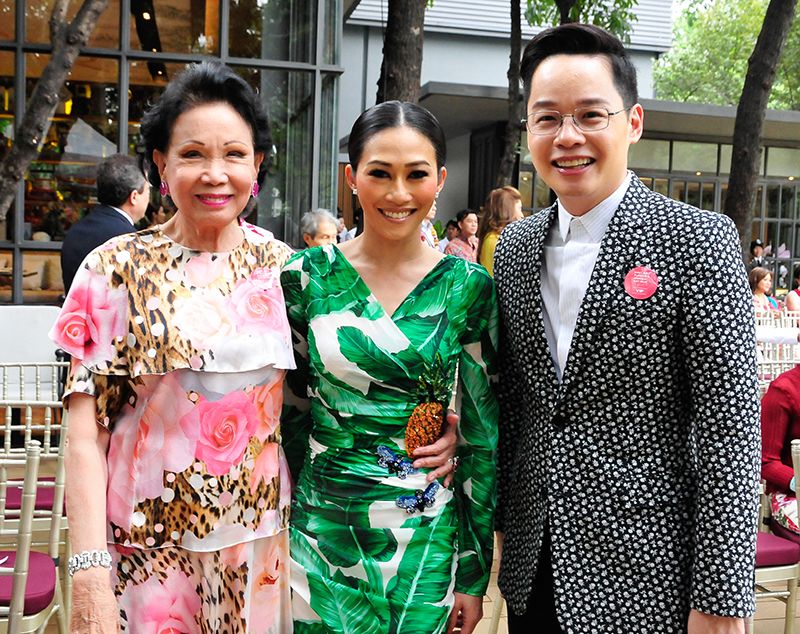 ณพาภรณ์ โพธิรัตนังกูร ต้อนรับ คุณหญิงกิ่งแก้ว เอื้อทวีกุล และ สุริยน ศรีอรทัยกุล