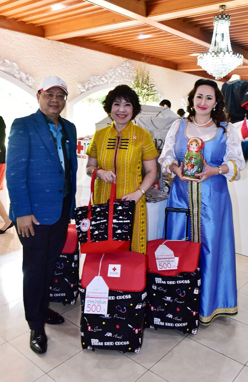 ทาลูน เทง, จันทร์ประภา วิชิตชลชัย และ มิสซิสโอลก้า บาร์สกาย่า ชวนอุดหนุนกระเป๋าล้อลากอเนกประสงค์

