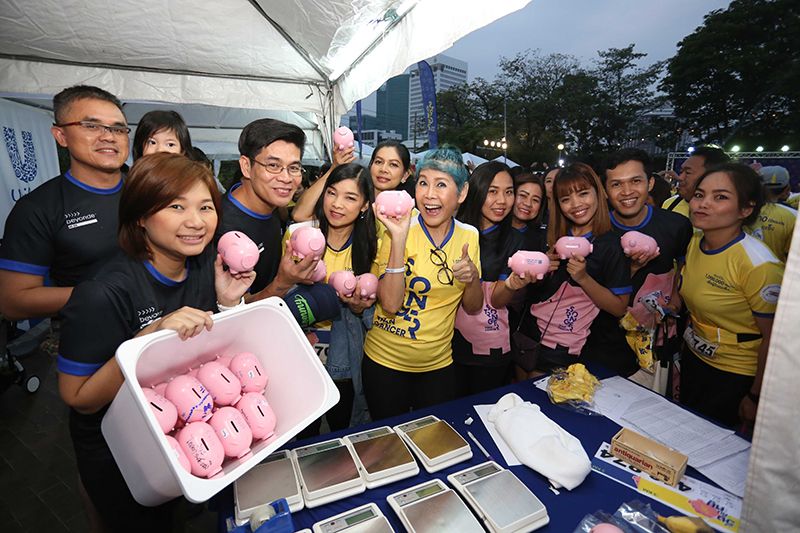 ชาวยูนิลีเวอร์ เน็ทเวิร์ค รวมพลังส่งมอบกระปุกออมสินหมูเพื่อช่วยผู้ป่วยมะเร็ง