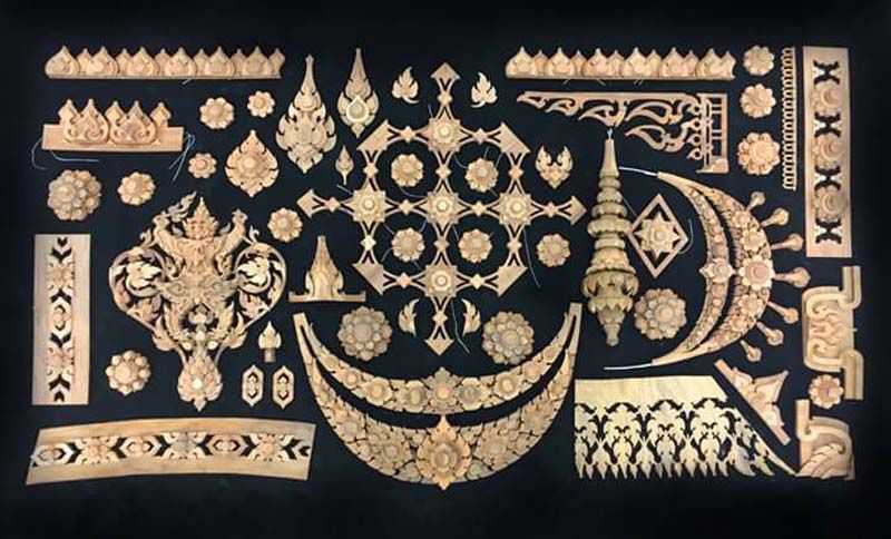 ไม้จันทน์ที่ฉลุลวดลายประกอบ