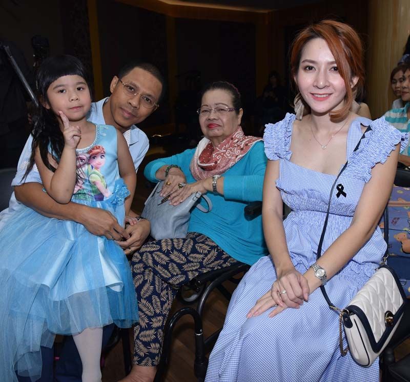 ครอบครัว หนึ่ง-จักรวาล เสาธงยุติธรรม