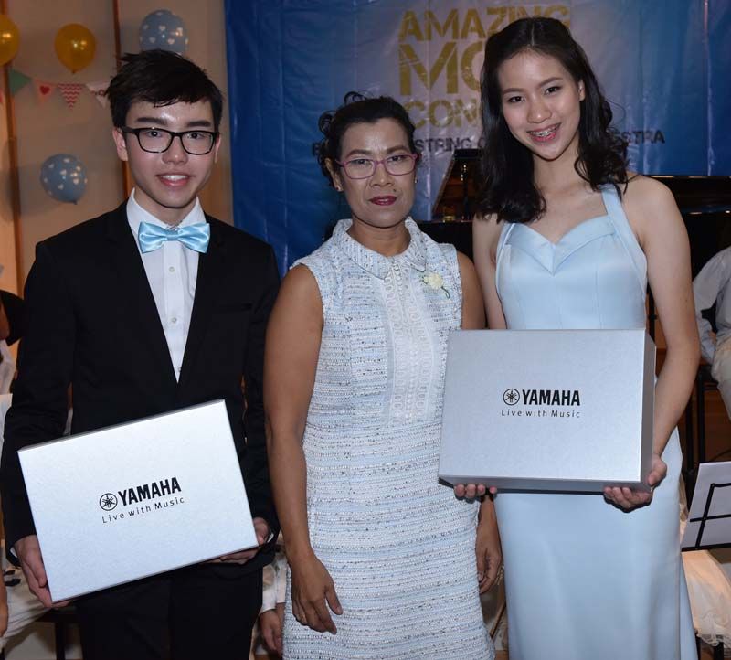 ยุคลธร ฉิมสุนทร ผู้บริหารโรงเรียนดนตรียามาฮ่าสระบุรี มอบของที่ระลึกแก่ Yamaha Brand Ambassador