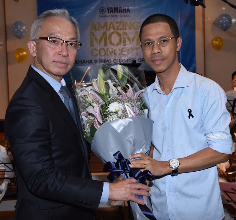 แสงชัย เมธีธนกุล ผจก.ทั่วไปสถาบันดนตรียามาฮ่าและ Educational Market มอบของที่ระลึกแก่หนึ่ง-จักรวาล เสาธงยุติธรรม