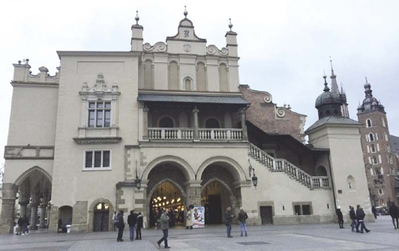 ด้านข้าง Cloth Hall