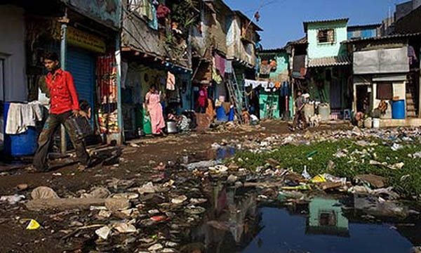 Dharavi สลัมที่ใหญ่ที่สุดในเอเชีย ตั้งอยู่ที่ เมืองมุมไบ ประเทศอินเดีย เป็นแหล่งเครื่องปั้นดินเผาและอุตสาหกรรมสิ่งทอ แต่รกเลอะเทอะด้วยสาเหตุของความแออัดจากปริมาณผู้คนที่แห่แหนเข้ามาหางานทำในเมืองหลวง และเพราะค่าครองชีพในมุมไบสูงมาก สลัมจึงเป็นทางเลือกที่ดีที่สุด เพราะค่าเช่าเพียง 185 รูปี หรือ 4 เหรียญสหรัฐ ต่อเดือนเท่านั้น ส่งผลให้บริเวณนี้มีประชากรเกินกว่า 1 ล้านคน จึงไม่น่าแปลกใจที่เมืองเต็มไปด้วยปัสสาวะและสิ่งปฏิกูล โรคระบาดทวีคูณแหงมๆ