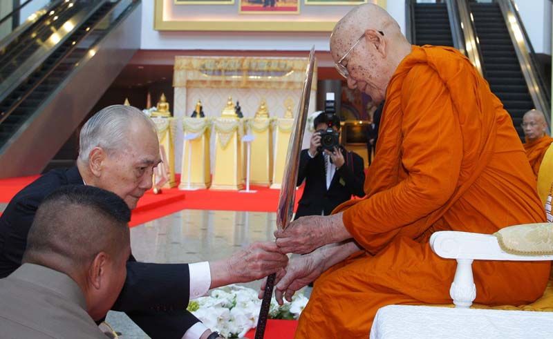 อานันท์ ปันยารชุน นายกกรรมการ ธนาคารไทยพาณิชย์ ถวายเครื่องสักการะ