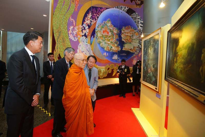 สมเด็จพระอริยวงศาคตญาณ สมเด็จพระสังฆราช สกลมหาสังฆปริณายกทอดพระเนตรนิทรรศการ