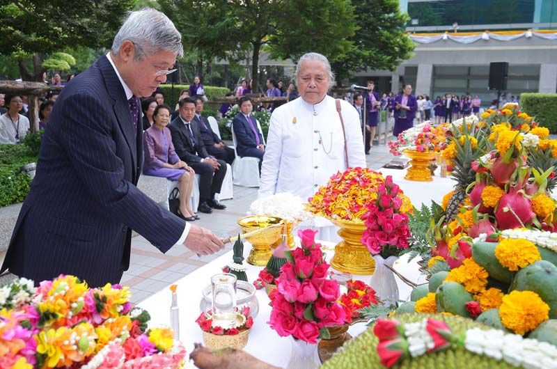 ดร.วิชิต สุรพงษ์ชัย ประธานกรรมการบริหาร ร่วมในพิธีพราหมณ์บวงสรวงพระบาทสมเด็จพระจุลจอมเกล้าเจ้าอยู่หัว และพระเจ้าบรมวงศ์เธอ กรมหมื่นมหิศรราชหฤทัย ผู้ทรงก่อตั้งธนาคารไทยพาณิชย์