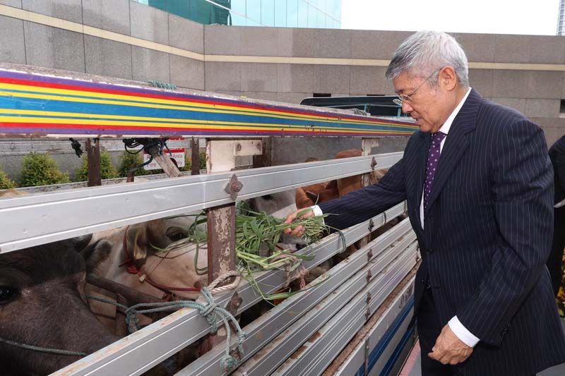 ดร.วิชิต สุรพงษ์ชัย ประธานกรรมการบริหาร นำคณะผู้บริหารและพนักงานธนาคารฯ ร่วมกิจกรรมไถ่ชีวิตโค-กระบือ 111 ตัว เพื่อร่วมสร้างทานบารมีอันยิ่งใหญ่ โดยจะนำส่งมอบแก่ธนาคารโค-กระบือ เพื่อเกษตรกรในพระราชดำริ