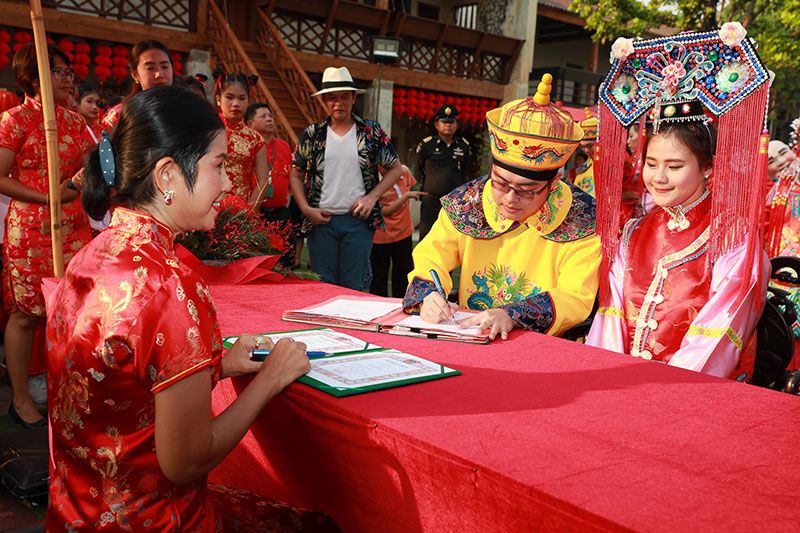 คู่สมรสจดทะเบียนสมรสแบบประเพณีจีน
